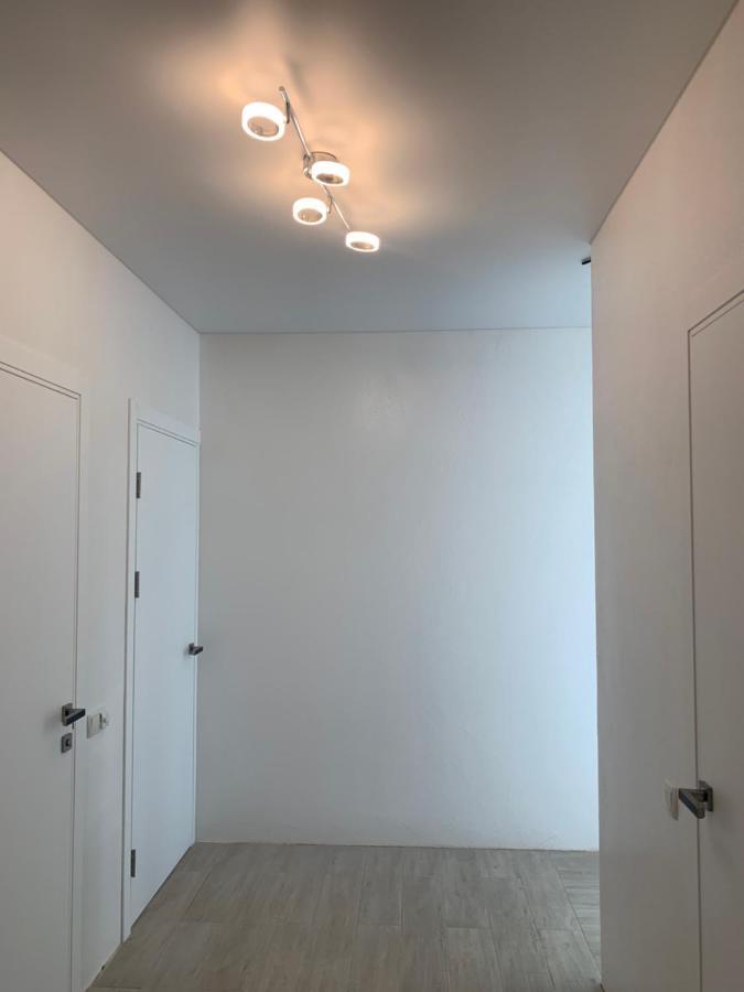 New 3 Rooms Apartment Near The Metro Station كييف المظهر الخارجي الصورة