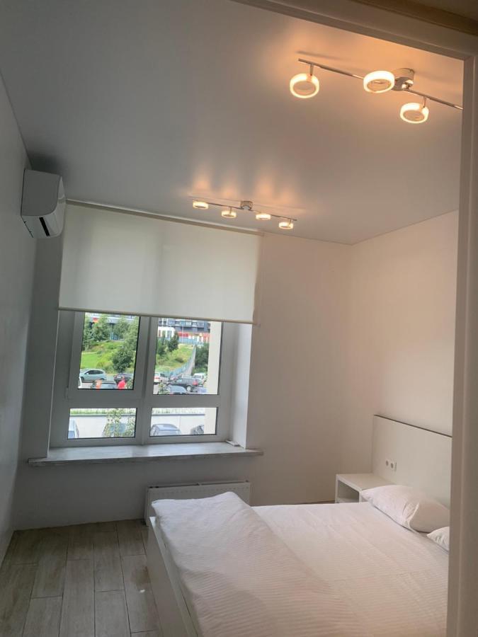 New 3 Rooms Apartment Near The Metro Station كييف المظهر الخارجي الصورة