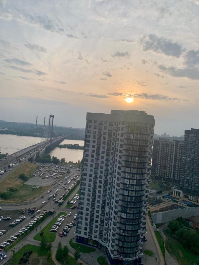 New 3 Rooms Apartment Near The Metro Station كييف المظهر الخارجي الصورة