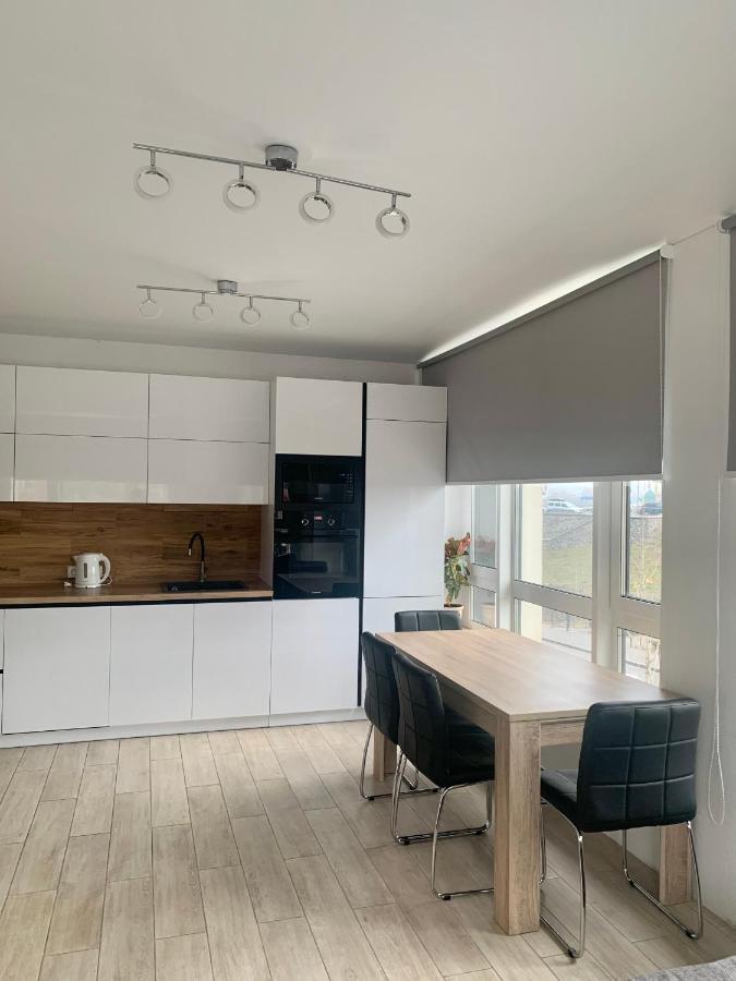 New 3 Rooms Apartment Near The Metro Station كييف المظهر الخارجي الصورة