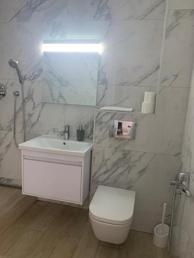 New 3 Rooms Apartment Near The Metro Station كييف المظهر الخارجي الصورة