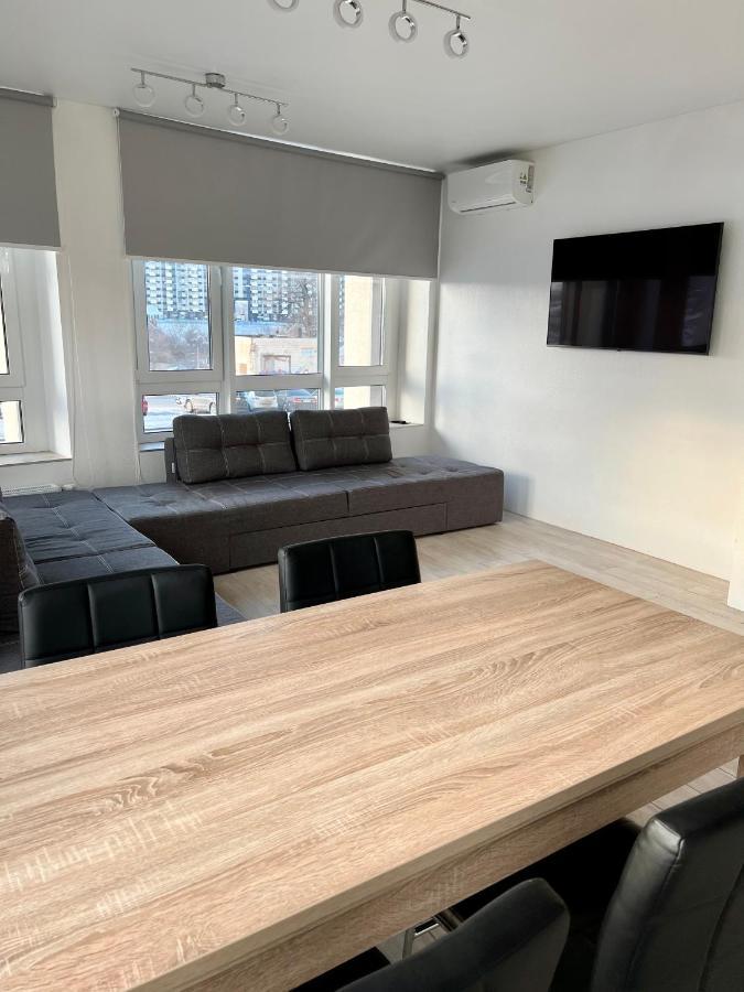 New 3 Rooms Apartment Near The Metro Station كييف المظهر الخارجي الصورة