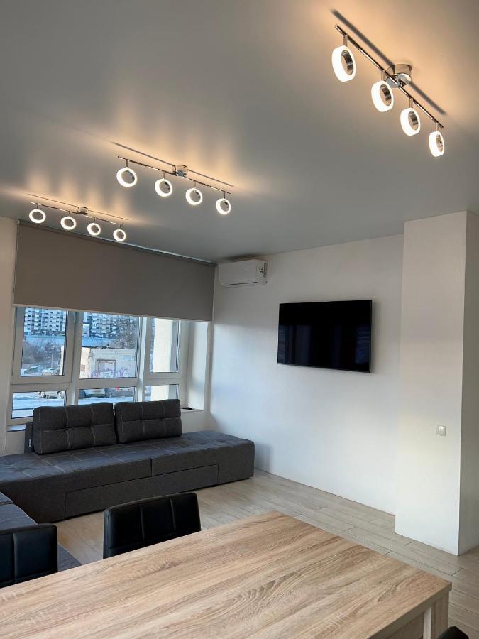 New 3 Rooms Apartment Near The Metro Station كييف المظهر الخارجي الصورة