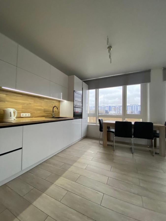 New 3 Rooms Apartment Near The Metro Station كييف المظهر الخارجي الصورة